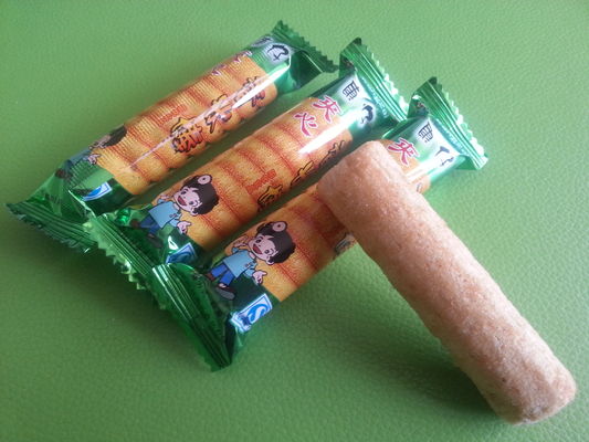 Linha expulsando de enchimento do petisco do sopro do snack bar do núcleo quente da venda