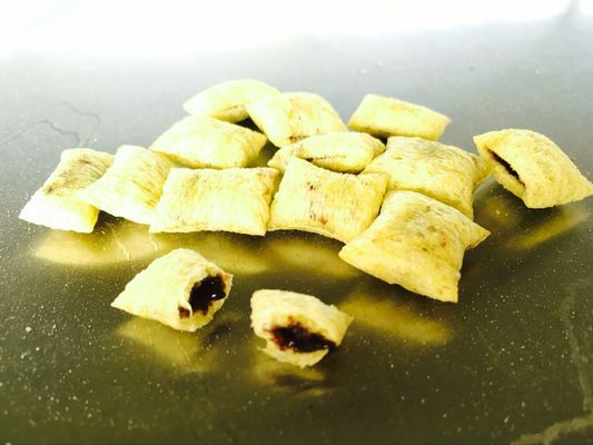 Linha expulsando de enchimento do petisco do sopro do snack bar do núcleo quente da venda