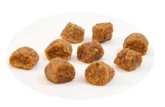 A carne de cão descasca a máquina espasmódica dos alimentos para animais de estimação das varas com auto sistema da bandeja