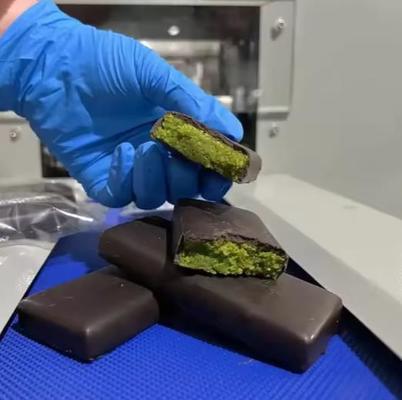 Barra inchada do arroz dos doces/barra de chocolate que faz a máquina com formação e corte