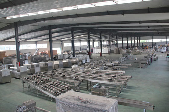 O cão espasmódico da galinha trata a linha de produção deleites espasmódicos dos alimentos para animais de estimação dos petiscos do cão que formam a máquina