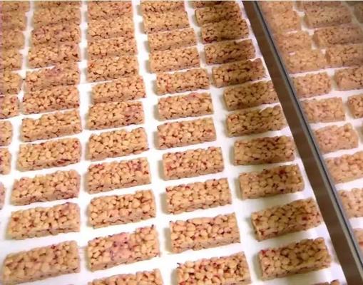 Bolo dos doces dos arrozes tufados/barra de chocolate que faz a máquina, bola de pipoca que forma a máquina