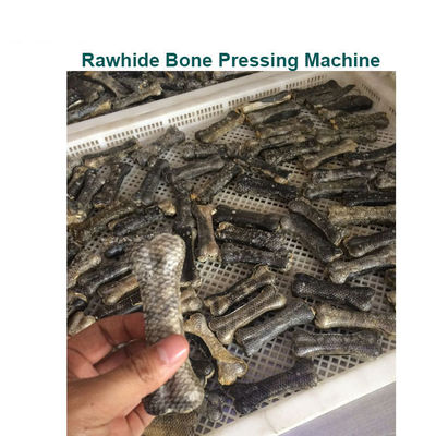 O cão mastiga a máquina de pressão do osso do couro cru com estação de trabalho dobro para petiscos do cão