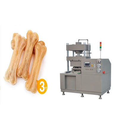 O cão da pele da vaca mastiga o osso de cão que faz a perfuração pressionada máquina dos ossos do couro cru